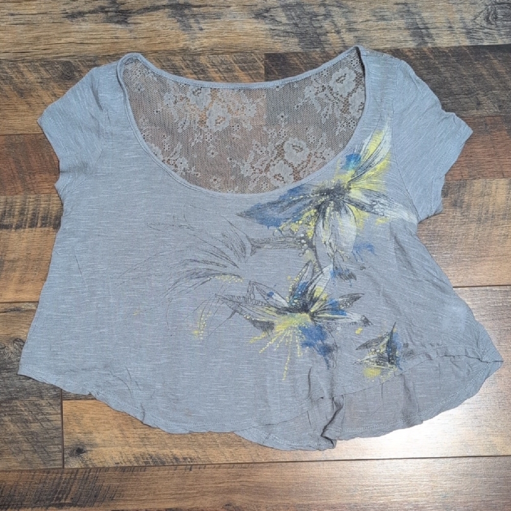 SO Gray Floral Women's Flowy Crop Top